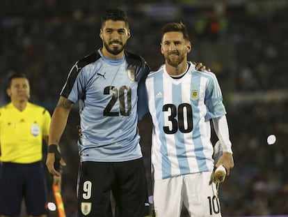 Su&aacute;rez y Messi, en la noche del estadio Centenario, forman el 2030 con sus camisetas.