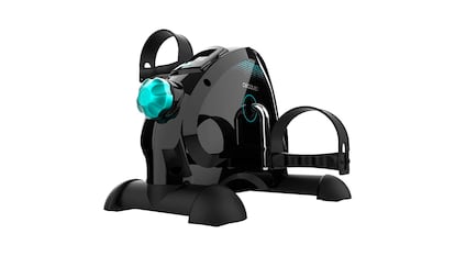 Pedales estáticos sobre fondo blanco.