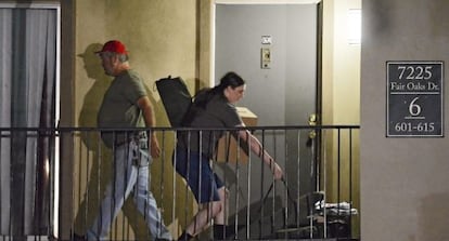 Funcionarios de la Cruz Roja entregan utensilios hospitalarios en el apartamento donde se encuentra Thomas Eric Duncan, un paciente de ébola.