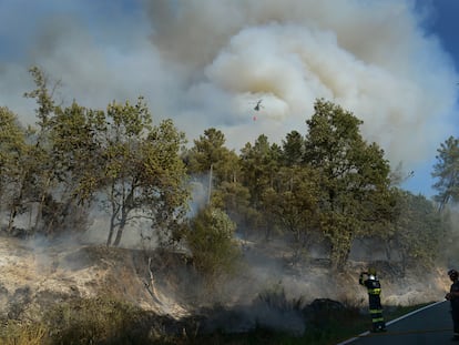 Varios bomberos en el lugar del inicio del incendio en Castrelo de Miño, Ourense.