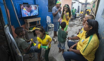 Famílias e vizinhos se reuniram nas vielas da favela da Paz para ver a estreia da seleção no Mundial.