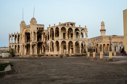Antigua construcción del Banco de Italia, una de las varias construcciones arquitectónicas italianas presentes en Massawa. El edificio, así como casi toda la ciudad, está casi destruido y abandonado.