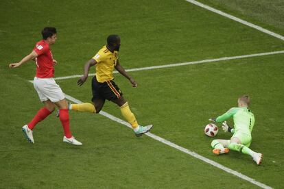 El portero de Inglaterra Jordan Pickford hace una parada, durante el partido entre Bélgica e Inglaterra por el tercer y cuarto puesto del Mundial de Rusia.