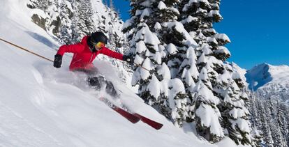 Un esquiador baja por una de las pistas de la estación canadiense de Whistler, una de las más grandes y animadas de Norteamérica