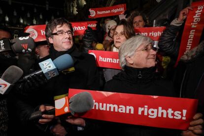 Puigdemont s'adreça a la premsa durant una protesta a Lovaina.