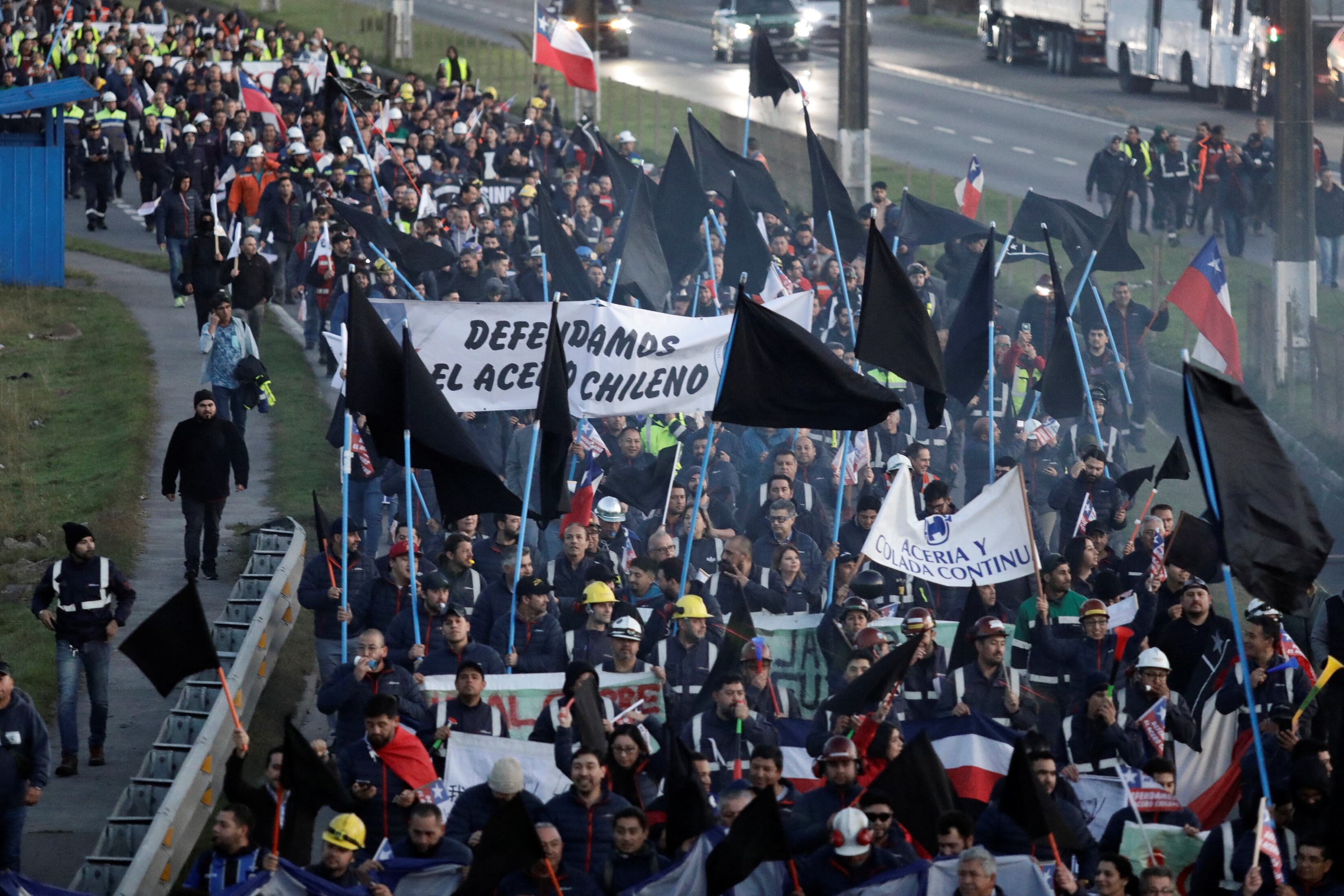 Trabajadores de la planta siderúrgica marchan contra la suspensión de las actividades, en Concepción, Chile, el 27 de marzo de 2024.