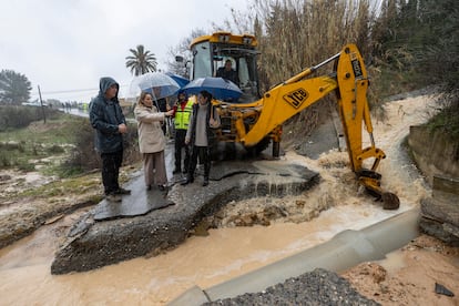 La alcaldesa de Cehegín, Alicia del Amor (segunda por la izquierda) acompañada por técnicos del Ayuntamiento ha visitado este jueves los daños causados por las fuertes lluvias caídas.