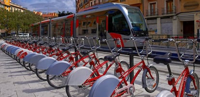 Tranvía y bicicletas compartidas en Zaragoza.