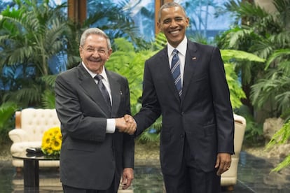 La reunión bilateral entre los presidentes de Cuba, Raúl Castro, y de EE UU, Barack Obama, dio comienzo en el Palacio de la Revolución de La Habana, sede del Gobierno socialista de la isla, uno de los actos más importantes del programa del gobernante estadounidense en el país. En la imagen, Barack Obama saluda a su homólogo Raúl Castro.