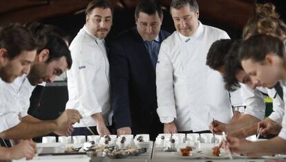 Jordi Joan y Josep Roca , en una degustación de platos típicos de varias regiones de España.