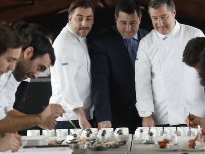 Jordi Joan y Josep Roca , en una degustación de platos típicos de varias regiones de España.