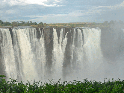 Dos fotos de las cataratas Victoria. En una, casi secas, el tramo de Zambia. En otra, con agua, el de Zimbabue. AFP