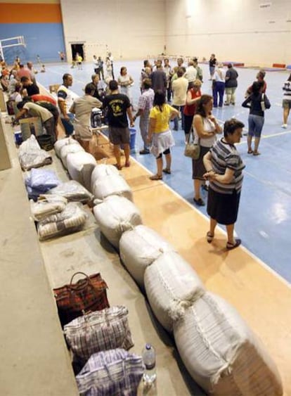 Evacuados por el fuego, en el polideportivo de Boceguillas.