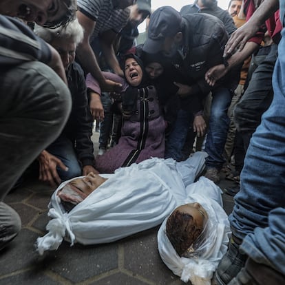 Deir Al Balah (-), 29/10/2024.- The mother of two children, brothers aged one and eleven, mourns near the bodies during their funeral at Al Aqsa Martyrs hospital in Deir Al Balah town, central Gaza Strip, 29 October 2024. According to the Palestinian Ministry of Health in Gaza, at least 10 Palestinians were killed in an Israeli airstrike in the Al Zawaida neighborhood overnight. More than 43,000 Palestinians, including over 13,000 children, have been killed according to the Palestinian Ministry of Health and over 1,400 Israelis have been killed according to the Israel Defense Forces (IDF), since Hamas militants launched an attack against Israel from the Gaza Strip on 07 October 2023, and the Israeli operations in Gaza and the West Bank which followed it. EFE/EPA/MOHAMMED SABER ATTENTION EDITORS: GRAPHIC CONTENT
