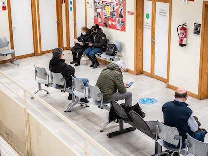 Varios pacientes esperaban en enero a ser atendidos en el centro de salud Buenos Aires, en Madrid