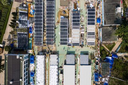 Una foto aérea del parque y la villa de vacaciones de Lei Yue Mun donde se está construyendo una extensión del lugar utilizada para alojar a las personas con coronavirus Covid-19, en Hong Kong (China).