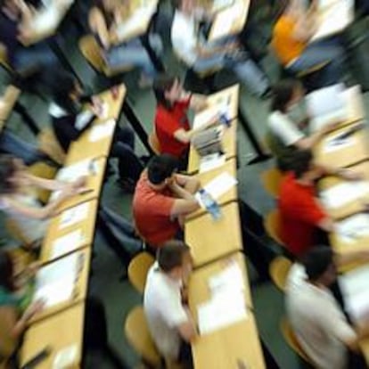 Estudiantes universitarios durante la realización de un examen.