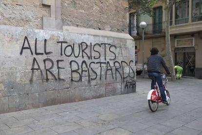 Una pintada contra el turismo en el barrio de Gr&agrave;cia de Barcelona. 