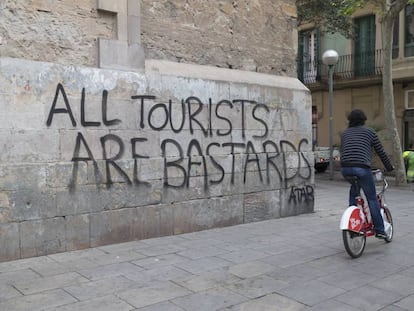 Una pintada contra el turismo en el barrio de Gr&agrave;cia de Barcelona. 