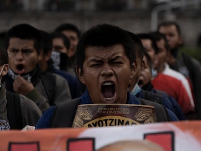 Normalistas participan en la marcha por el octavo aniversario de la desaparición de los 43 estudiantes de Ayotzinapa, en Ciudad de México, el 26 de septiembre de 2022.
