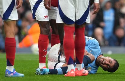 Rodri se duele de la rodilla en el partido ante el Arsenal este domingo.