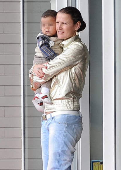 El pequeño hijo de Cristiano Ronaldo, fotografiado en Funchal, Portugal, con la hermana del jugador