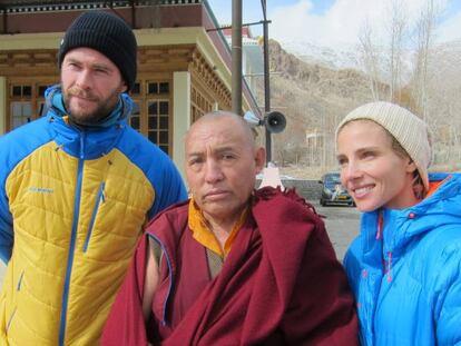 Chris Hemsworth y Elsa Pataky con un monje durante su viaje al Himalaya con 'Planeta Calleja'.