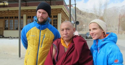 Chris Hemsworth y Elsa Pataky con un monje durante su viaje al Himalaya con 'Planeta Calleja'.