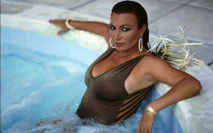 Rocío Jurado, posando en una piscina, en 1997.