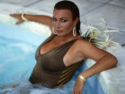 Rocío Jurado, posando en una piscina, en 1997.