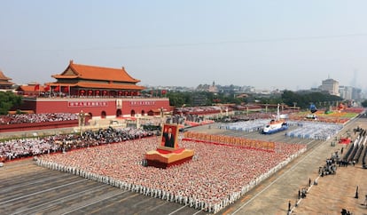 Multitud de personas participan en el desfile en la Plaza Tiananmen para conmemorar el 70 aniversario de la fundación de la República Popular de China, en Beijing.