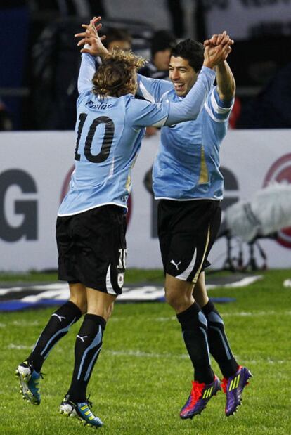 Forlán y Luis Suárez celebran el segundo gol ante Perú.