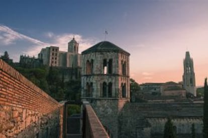 El monestir-abadia de Sant Pere de Galligants és el port de Braavos a la sèrie.