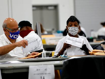 Funcionários trabalham na contagem de votos em Detroit, Michigan, nesta quarta-feira.