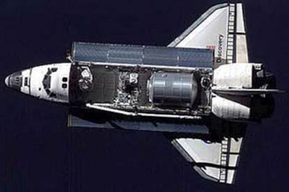 Fotografía del transbordador Discovery, transmitida desde el espacio.