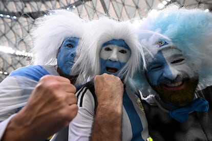 Aficionados, con las caras pintadas de la bandera de Argentina, en el estadio antes de la final.