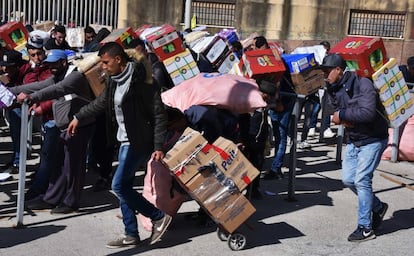 Hasta la próxima semana se permitirá aún llevar la mercancía sobre la espalda, como se hacía habitualmente. A partir del lunes próximo, solo podrá transportarse en carros.