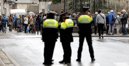 Agentes de los Mossos d'Esquadra vigilan el centro electoral.