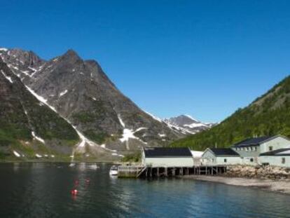 El muelle de la pequeña localidad de Reinsfjord, al norte de Noruega.