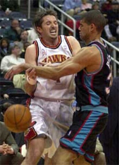 Toni Kukoc,de los Hawks, lucha un balón contra Shane Battier,de los Grizzlies