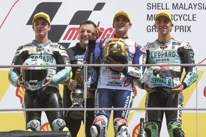 Jorge Martín, con su victoria en el Gran Premio de Malasia de Moto3, ha logrado el triunfo número seiscientos en la historia del motociclismo español, una lista que continúa encabezada por Ángel Nieto. De izquierda a derecha, Enea Bastianini del equipo Leopard , Jorge Martín del equipo Del Conca Gresini y Lorenzo Dalla del equipo Leopard posan tras recibir los trofeos.