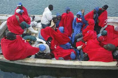 Una embarcación con 49 inmigrantes llega al municipio de San Miguel de Abona, al sur de Tenerife, el pasado viernes.