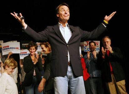 John Edwards y su esposa Elizabeth (a sus espaldas) en una imagen de un acto en Iowa, a principios de enero de 2008