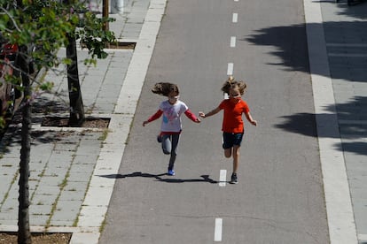 Dos niñas corren en Palma de Mallorca el 26 de abril