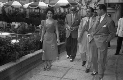 Elizabeth Taylor y Michael Wilding con la prensa en el hotel Castellana Hilton de Madrid. Fotografía tomada en septiembre de 1953.
