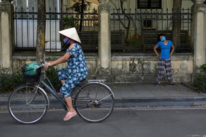 Mujeres con mascarilla en Hanoi, capital de Vietnam, el 31 de mayo.