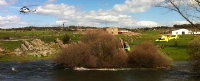 Helicópteros de rescate junto al río Manzanares.