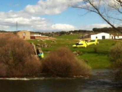 Helicópteros de rescate junto al río Manzanares.