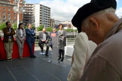 Mitin socialista en en el centro de Bilbao, junto a la ría.