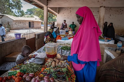 Aminata mira la mercancía disponible en el mercado de Keneba.